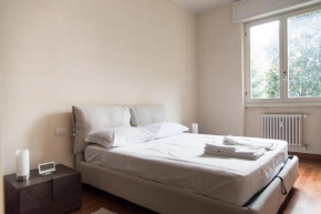 2 Bedrooms Flat with parking near metro